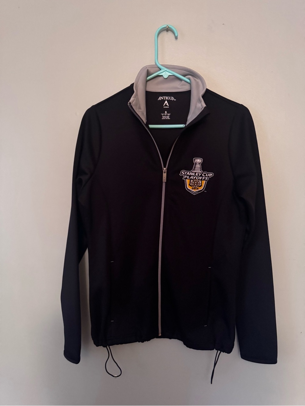Antigua Black Bruins Stanley Cup Playoffs ‘18 Embroidered Jacket with Gold Crest